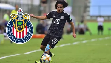 Bruce El-Mesmari con el Tricolor y el escudo de Chivas