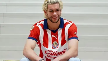 Cade Cowell presentado en el conjunto de las Chivas / Sports Media