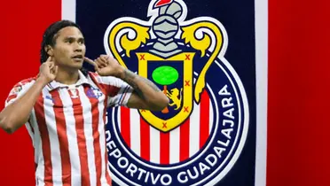 Carlos Peña junto al escudo de Chivas / FOTO MEDIOTIEMPO