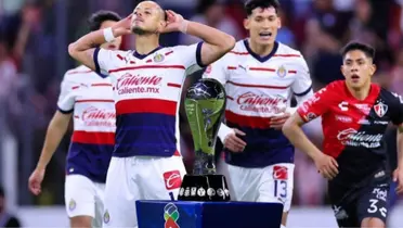 Chicharito festejando y el trofeo de la liga mx