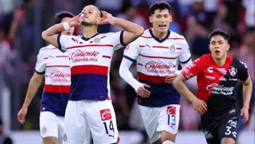 Chicharito festejándole al Atlas