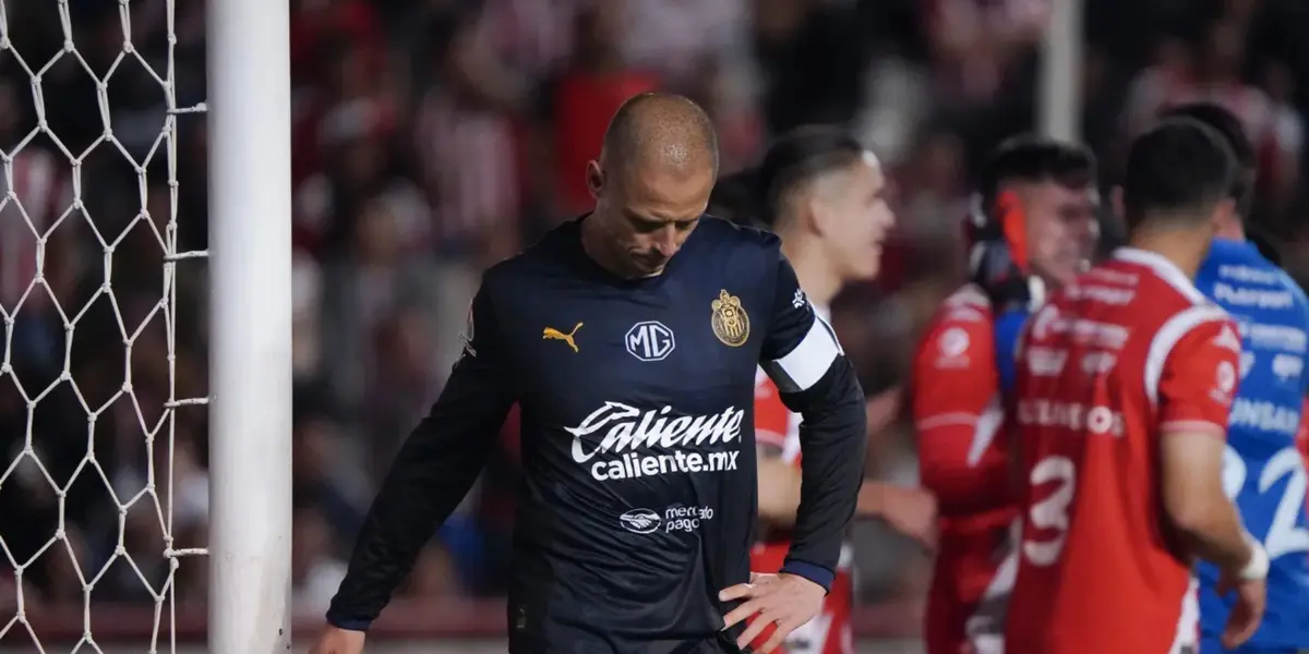 Chicharito Hernández dió una pobre actuación y salió con una posible lesión | Foto: Imago7