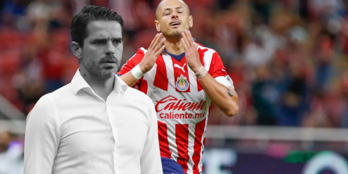 Chicharito lamentándose y Fernando Gago