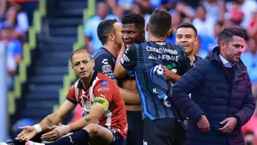 Chicharito lesionado y jugadores de Querétaro celebrando