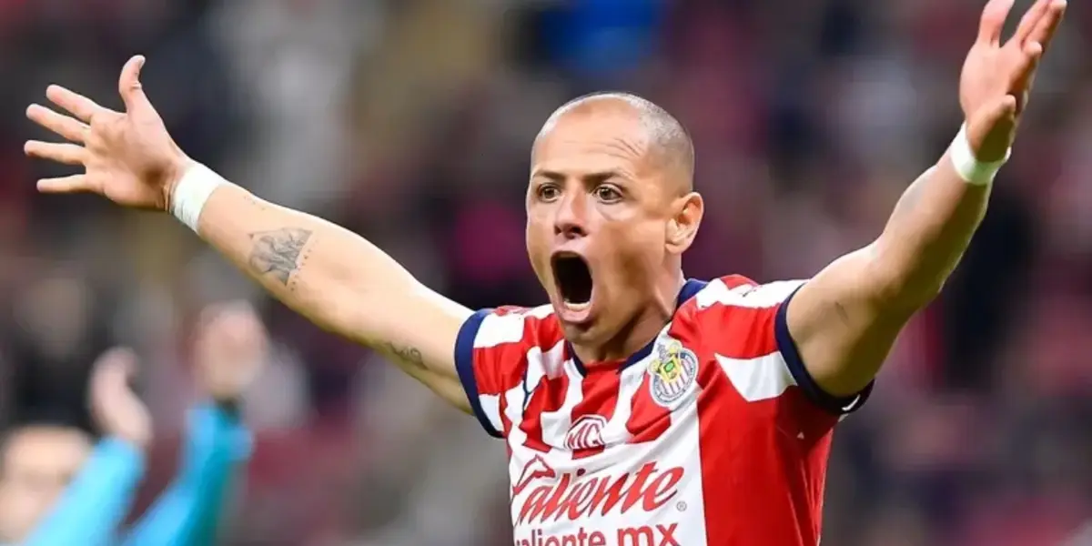 Chicharito parece cambiar de rol dentro de Chivas tras no jugar como antes | Foto: Excélsior