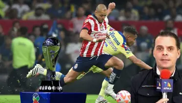 Chicharito peleando el balón vs América frente al trofeo y Martinoli