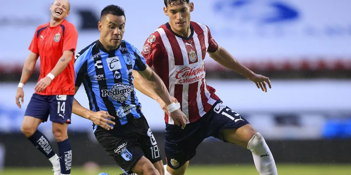 Chicharito riendo mientras Chiquete disputa el balón con Barrera