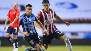 Chicharito riendo mientras Chiquete disputa el balón con Barrera
