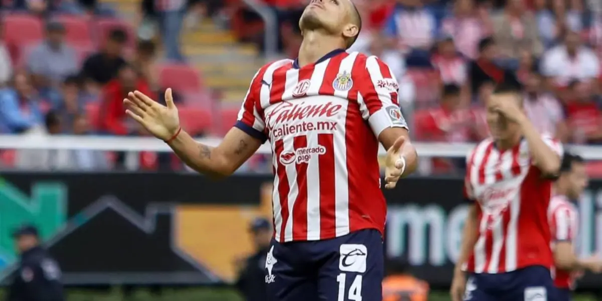Chicharito se lamenta en partido con Chivas