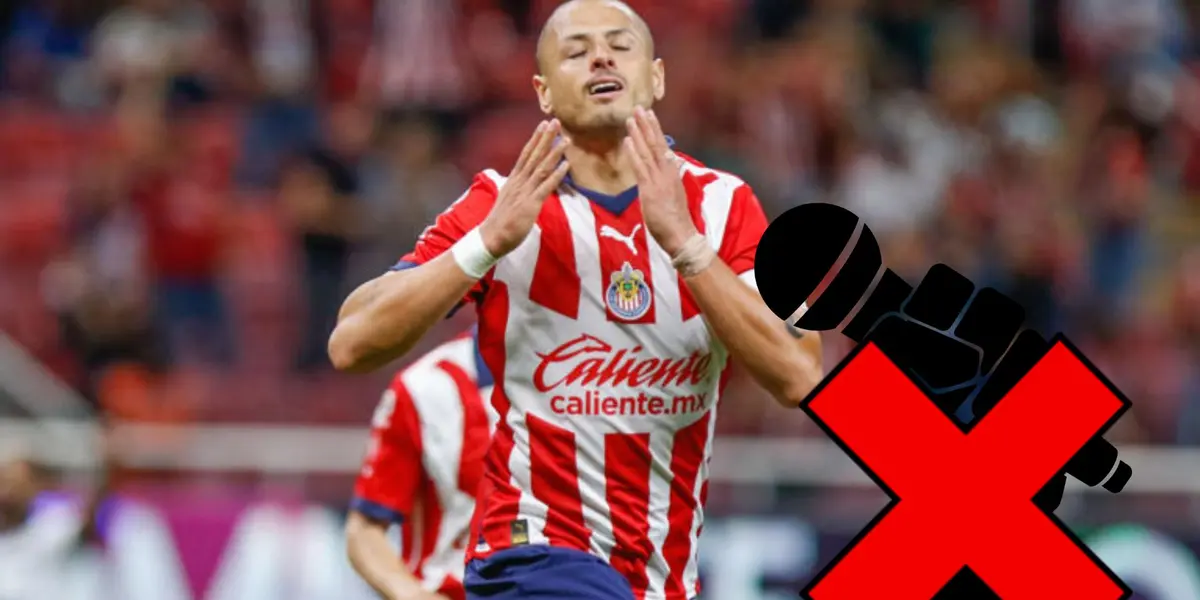 Chicharito se lamenta y un micrófono tachado