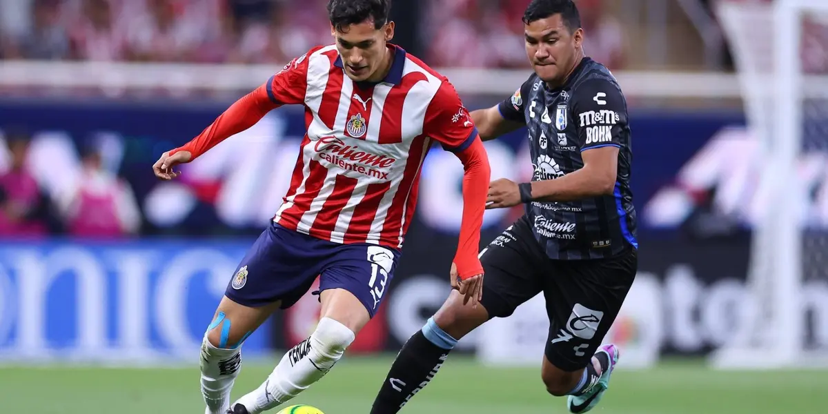 Chiquete peleando el balón con jugador de Gallos