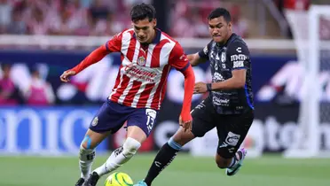 Chiquete peleando el balón con jugador de Gallos