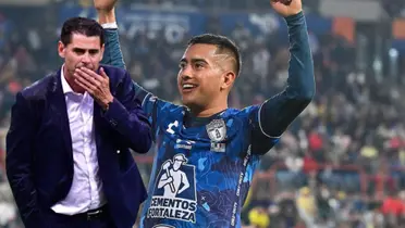 Chiquito festejando con Pachuca y Hierro