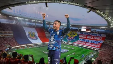 Chiquito festejando con Pachuca y la afición de Chivas