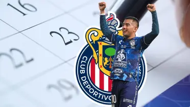Chiquito Sánchez en el calendario y frente al escudo de Chivas
