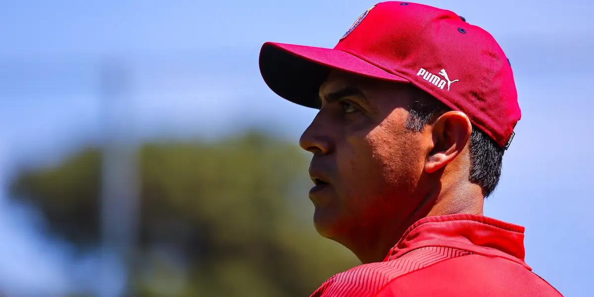 Chivas recibe a Pumas en un partido donde ambos están obligados a ganar.