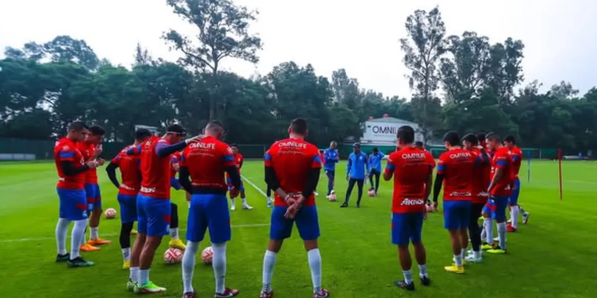 Chivas recibió visitas importantes en Verde Valle de cara al Clausura 2025 | foto: X @chivas