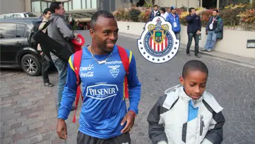 Chucho Benítez junto con su hijo en una práctica de Ecuador / Diego Pallero