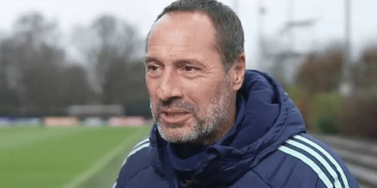 Con motivo del duelo entre el AEK y el Ajax los entrenadores de ambos equipos tienen pasados rojiblancos como DT de las Chivas