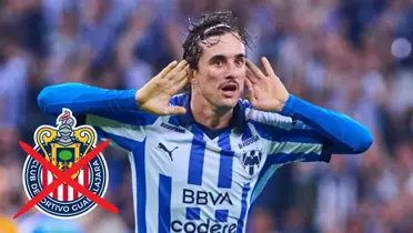 Cortizo con la de Rayados y el escudo de Chivas