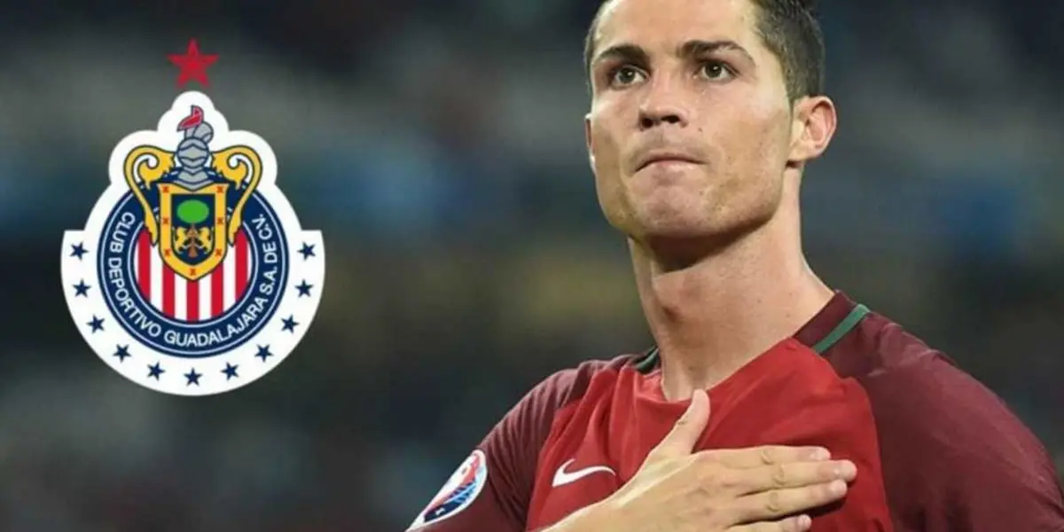 Cristiano Ronaldo se toca el pecho en un partido de fútbol / Sport Ilustred