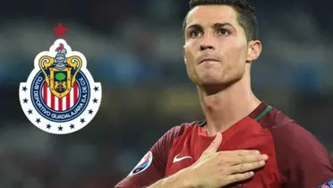 Cristiano Ronaldo se toca el pecho en un partido de fútbol / Sport Ilustred