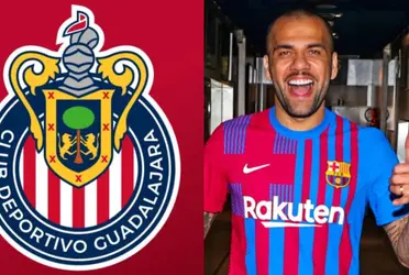 Dani Alves le dio un regalo al que considera el mejor jugador del Guadalajara.