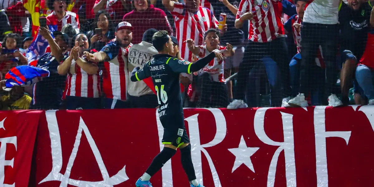 Dejó de ser titular indiscutible, ahora Calderón estaría cerca de salir de Chivas.