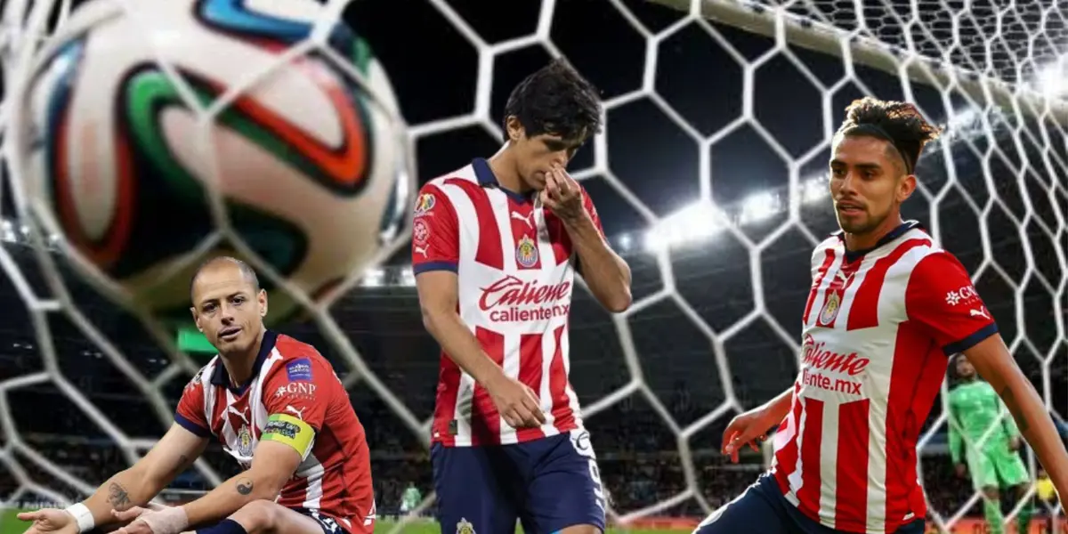 Delanteros de Chivas detrás de la portería