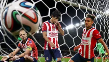 Delanteros de Chivas detrás de la portería