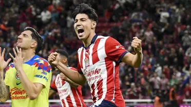 Diego Valdés junto a futbolistas de Chivas / FOTO IMAGO7