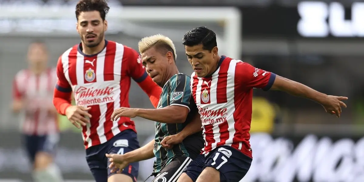 Efraín Álvarez estaría en la mira de Chivas. El jugador mexicano toma una decisión sobre llegar al Rebaño