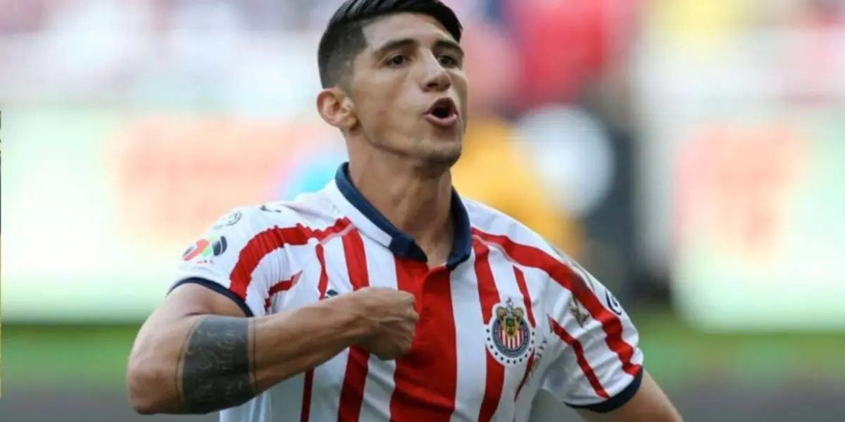 El regreso de Alan Pulido podría afectar a varios delanteros rojiblancos | Foto: X @chivas