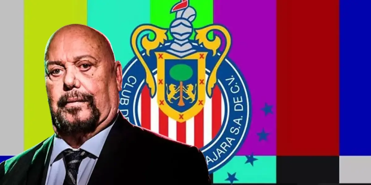 Enrique Bermúdez junto al escudo de Chivas / FOTO SMART SPEAKERS