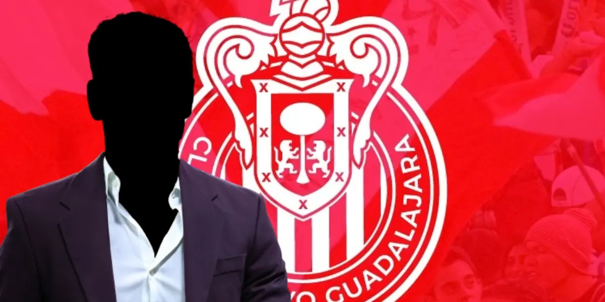 Entrenador incógnito junto al escudo de Chivas / FOTO GETTY IMAGES