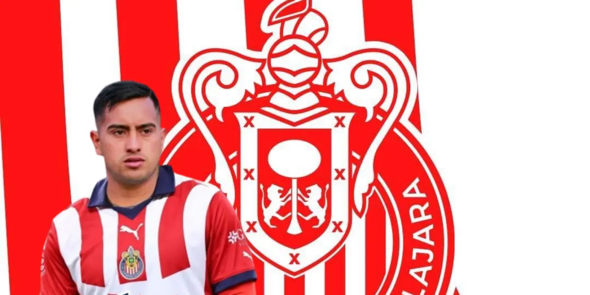 Erick Sánchez con el jersey de Chivas. detrás el escudo del Rebaño Sagrado / FOTO Facebook