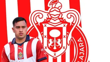 Erick Sánchez con el jersey de Chivas. detrás el escudo del Rebaño Sagrado / FOTO Facebook