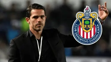 Fernando Gago dirigiendo a las Chivas en estadio de fútbol y escudo de Chivas / La Silla Rota