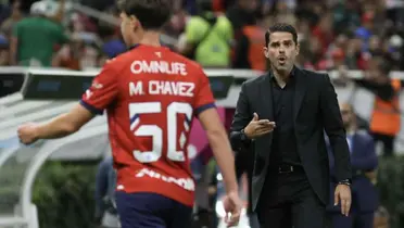 Fernando Gago dirigiendo un partido de las Chivas de Guadalajara (Fuente: Mexsports)