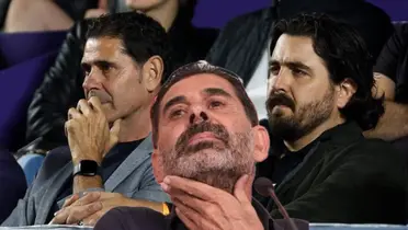 Fernando Hierro sentado junto a Amaury Vergara