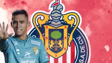 Fidel Ambriz junto al escudo de Chivas / FOTO SPORTMEDIA
