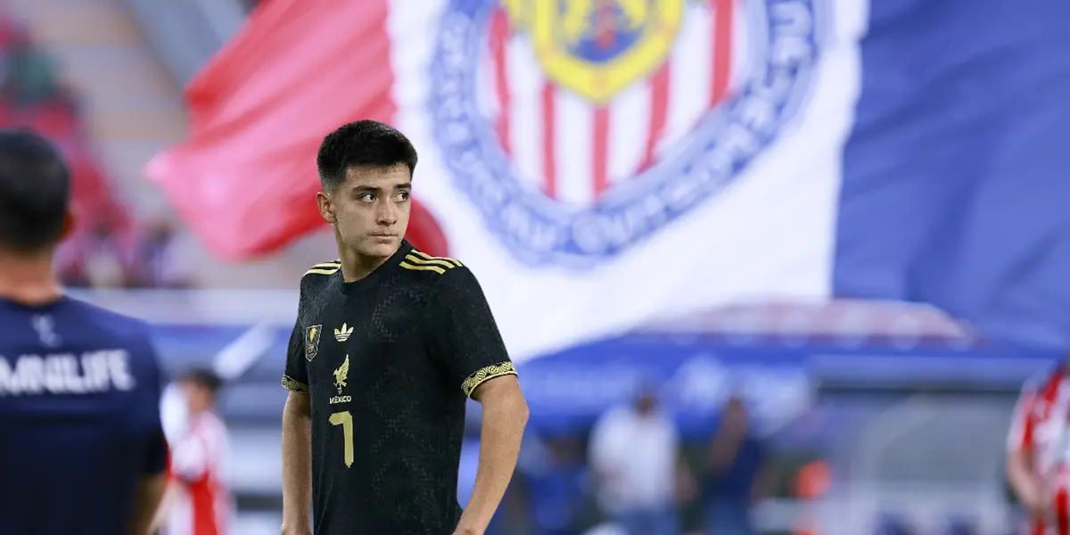 Fondo de Chivas con Mora al frente