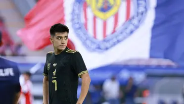 Fondo de Chivas con Mora al frente