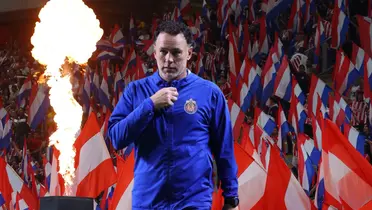 Fondo tomado de Chivas, con Milito al frente