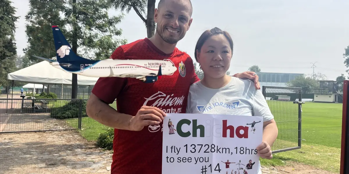 Foto de Chicharito con el aficionado de Hong Kong que viajó a verlo / Latinus