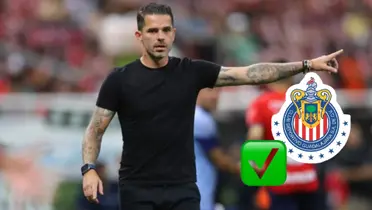 Foto: Fernando Gago mira a Esteban Mendoza en Chivas