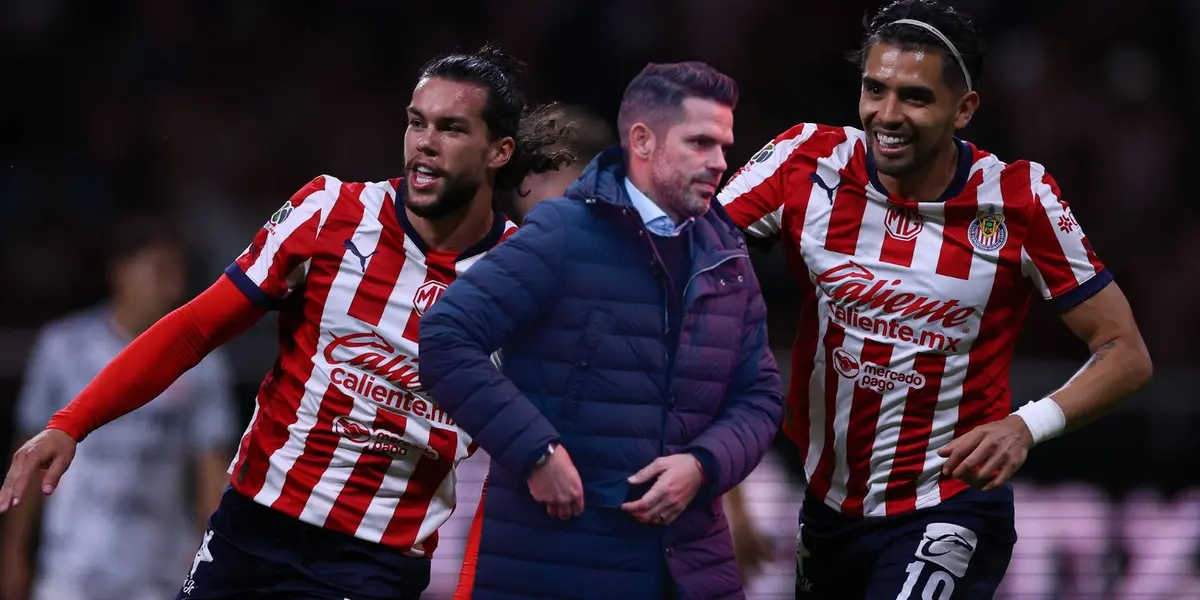 Gago con Marín y Cowell/FOTO: X Chivas