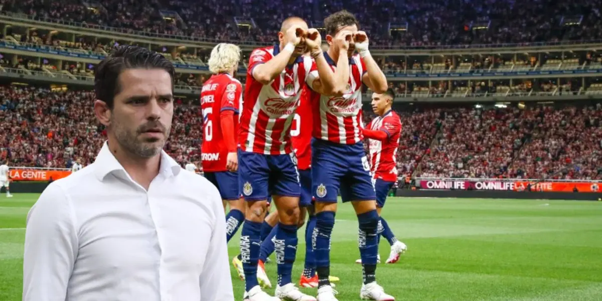 Gago observando como Chicharito y Mozo festejan