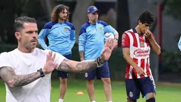 Gago y su cuerpo técnico con Macías aún con la de Chivas