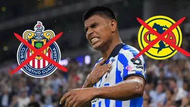 Gallardo con Rayados y escudos de Chivas y de América tachados